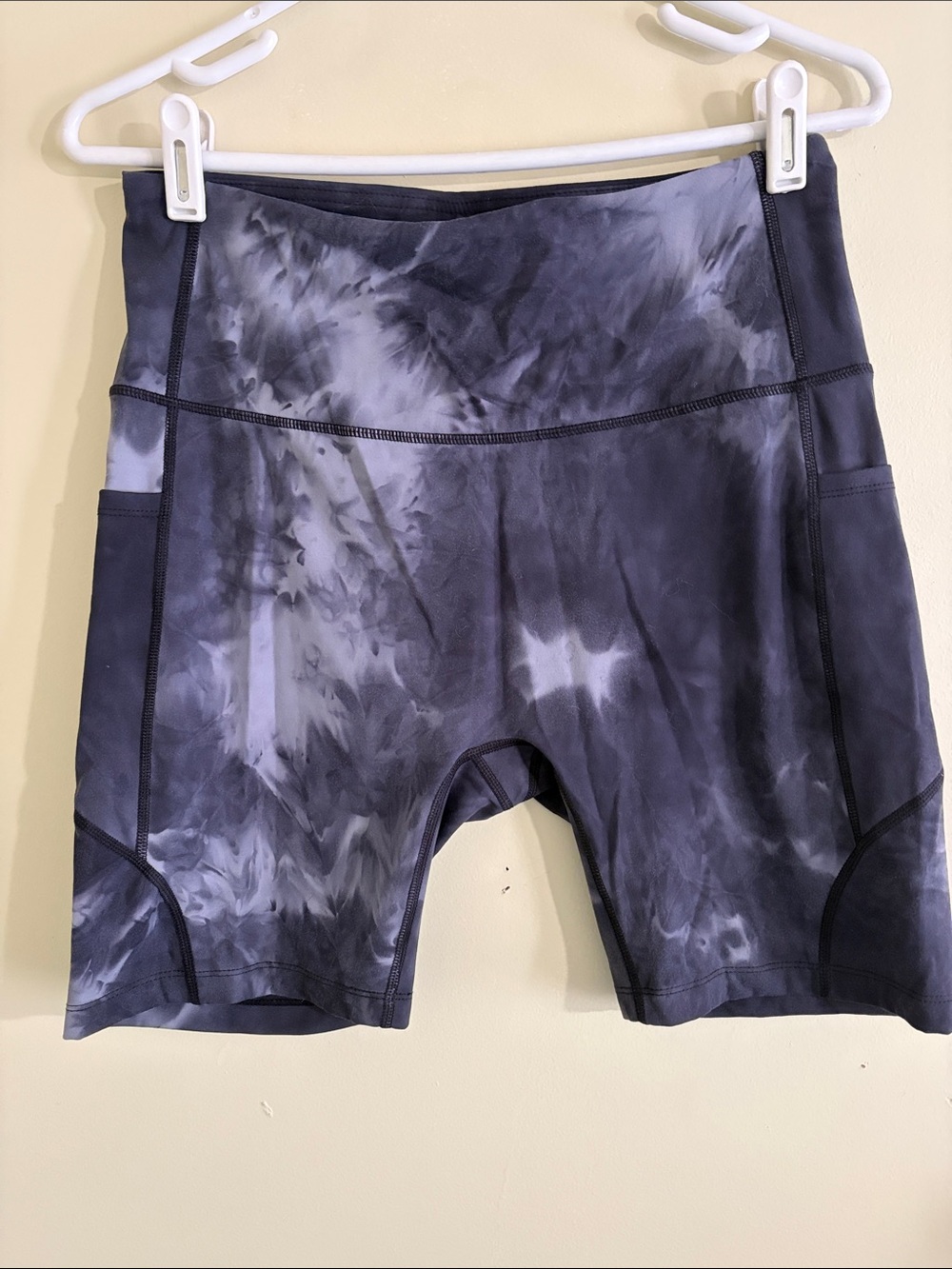 High-Rise Gray/Navy Tie-Dye Bike Shorts with Side Pockets